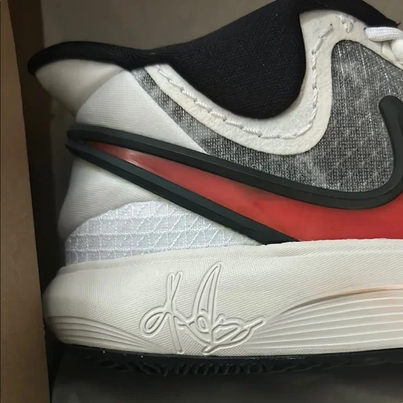 NIKE KYRIE 8 GO GS 'WHITE UNIVERSITY RED-BLACK’ NiB 4.5Y - Picture 12 of 15